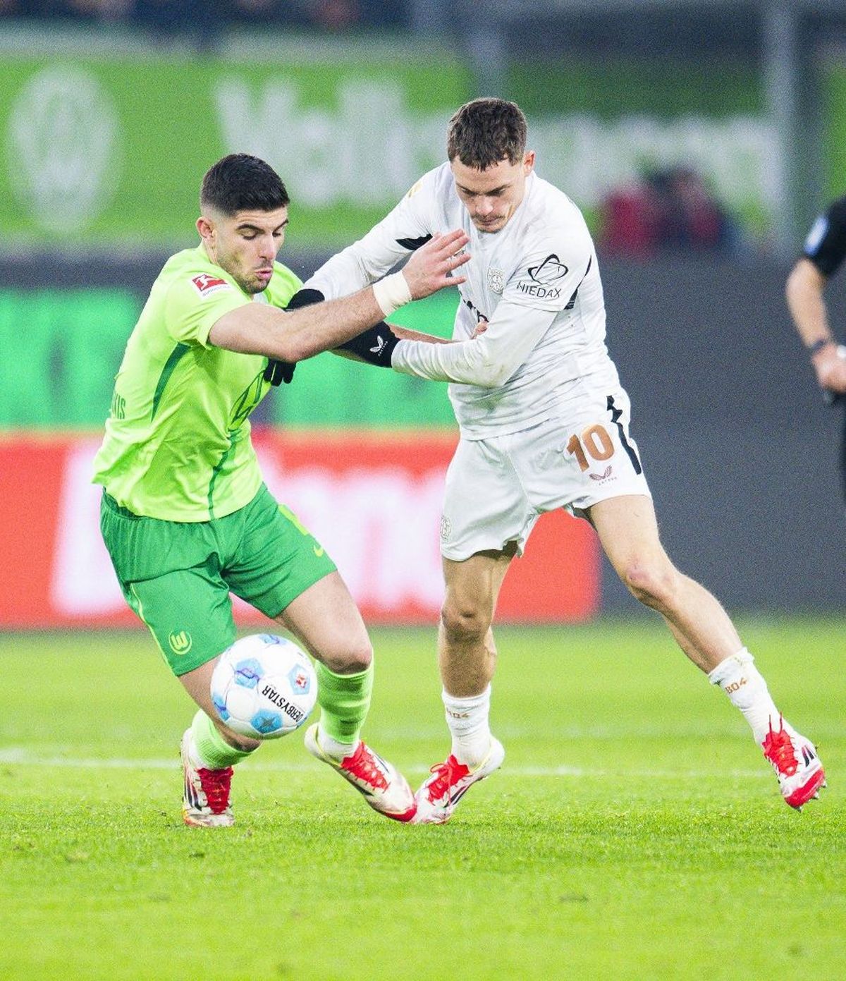 În ultima etapă de Bundesliga, Koulierakis (stânga) a rezistat în fața marelui talent german Wirtz, la 0-0 cu Leverkusen Foto: Imago