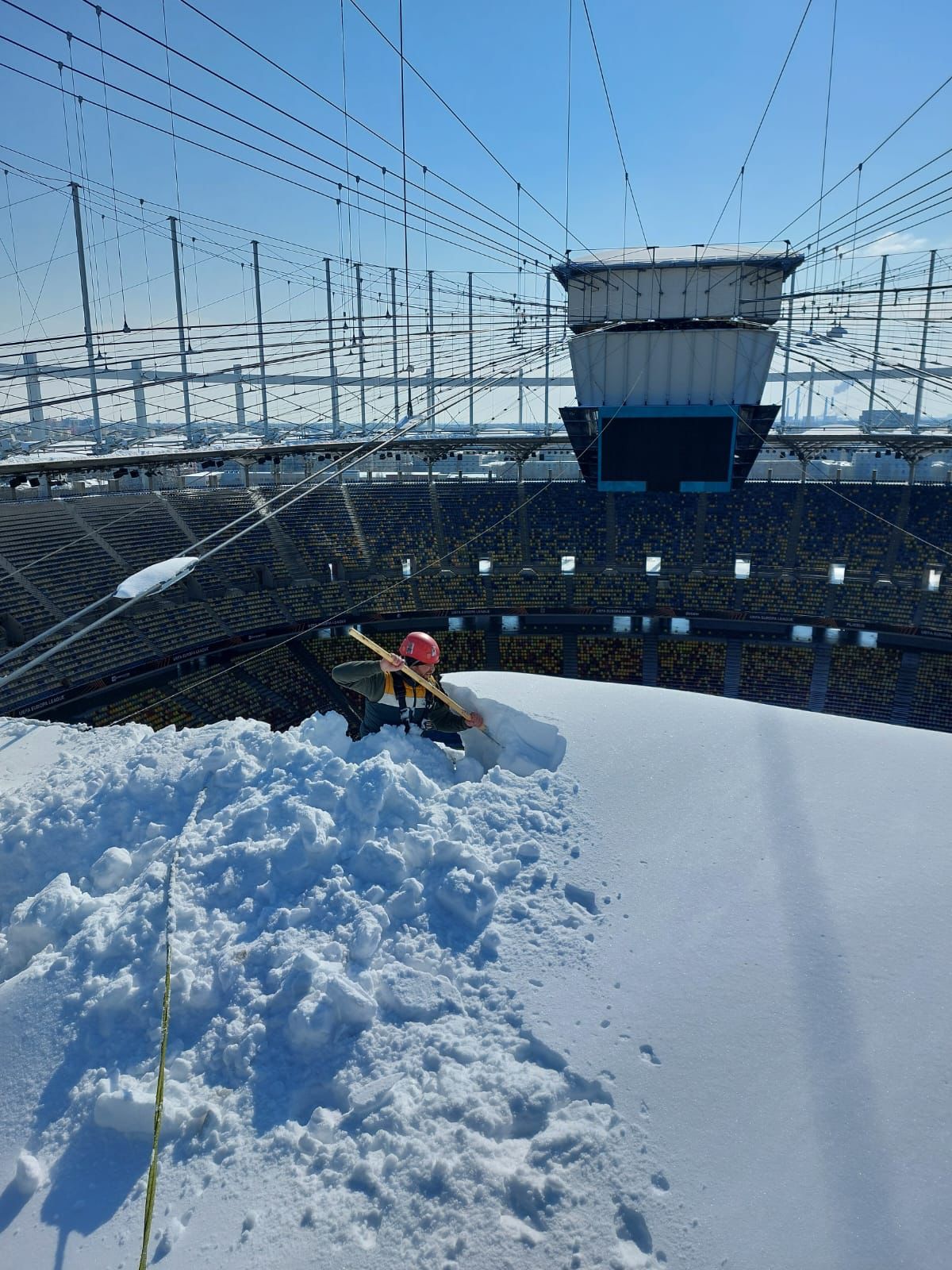 Alpinist pe acoperișul Arenei Naționale din București