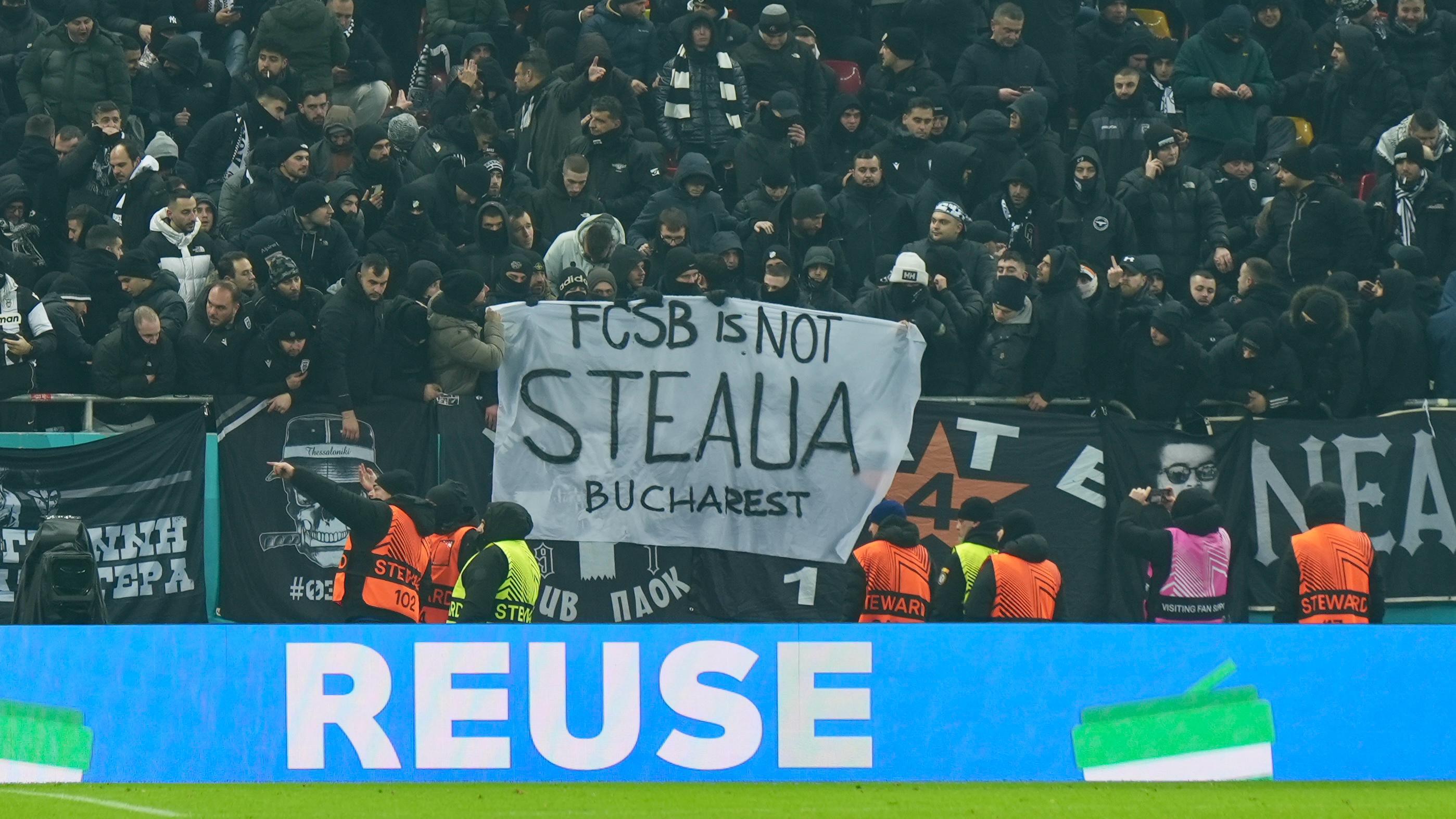 Bannerul afișat de suporterii greci la pauza meciului FCSB-PAOK