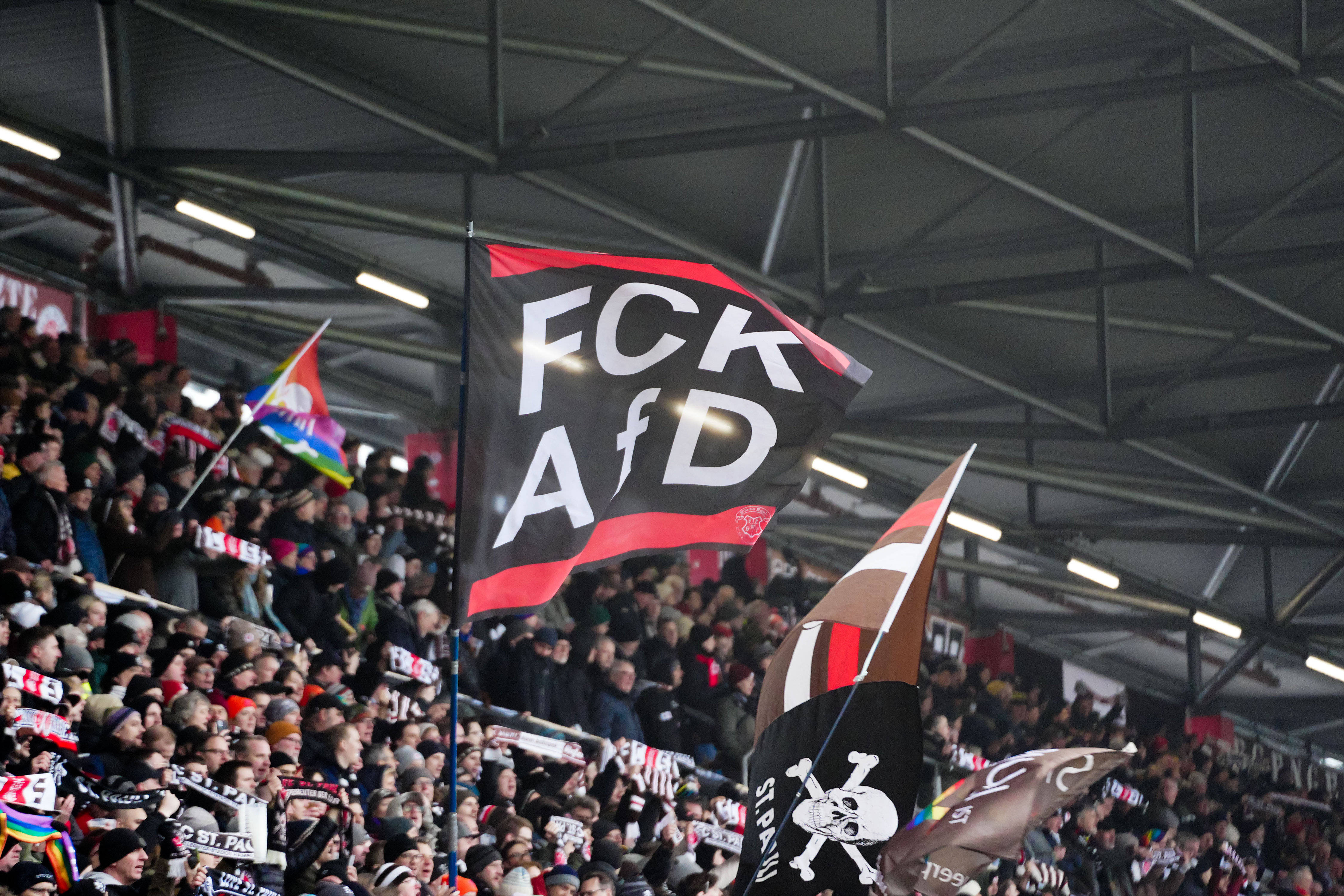 Banner anti-AfD, pe stadionul lui St Pauli